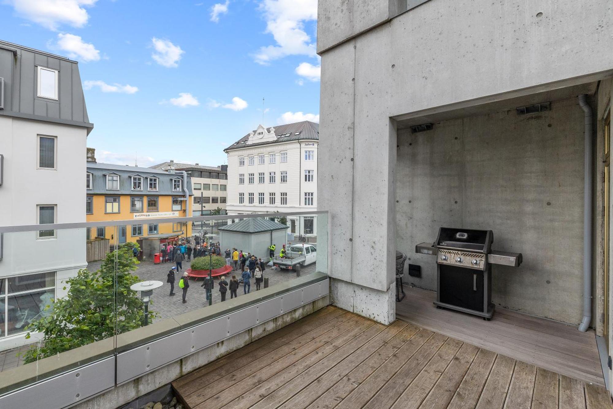 Vibrant Hafnatorg I Spacious Property With Expansive Garage Reikiavik Exterior foto